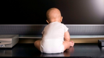 Pot viziona copiii mici televizorul?