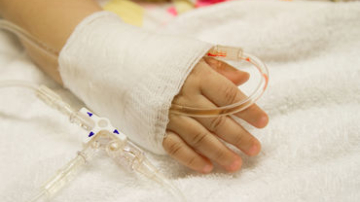 Кабмин распорядился проверить качество продуктов после гибели отравившегося ребенка