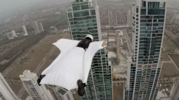 Итальянская модель пролетела между небоскребами