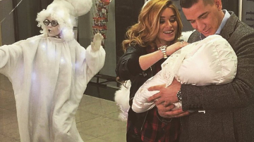 Ксения Бородина с новорожденной дочкой покинула роддом и показала фото с выписки