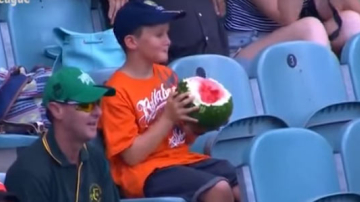 Съевший целый арбуз мальчик стал звездой интернета в Австралии