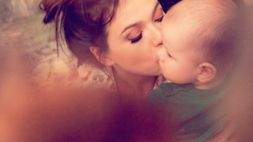 Лена Темникова впервые снялась с 9-месячной дочкой Сашей для обложки журнала