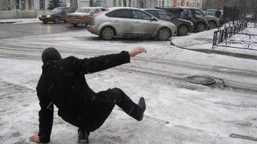 Zeci de persoane au suferit diferite fracturi din cauza poleiului