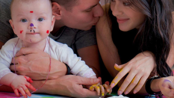 Лена Темникова больше не прячет лица мужа и дочки от фанатов