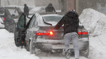 В социальных сетях звучат призывы о помощи на заснеженных дорогах