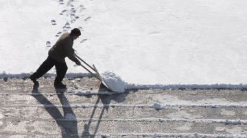 Добровольцы оказывают помощь в ликвидации последствий снегопада