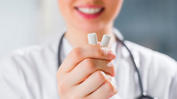 Studiu: Guma de mestecat, la fel de eficientă ca aţa dentară