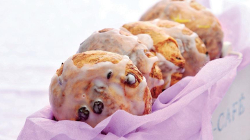 Сдобные булочки с изюмом и шоколадом