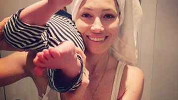 Без мейкапа, но с сыном: «домашнее» фото Джессики Бил очаровало фанатов