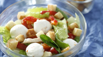 Салат с курицей и моцареллой
