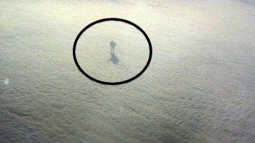 Pasagerii unui avion au fotografiat un om care mergea pe nori