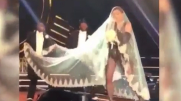 Певица Мадонна запуталась в фате на сцене