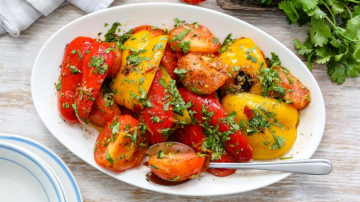 Salată din legume prăjite și ierburi aromate