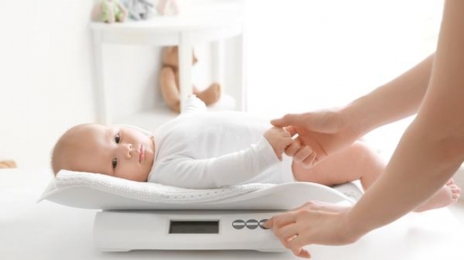 de ce bebelușii își pierd greutatea când se naște