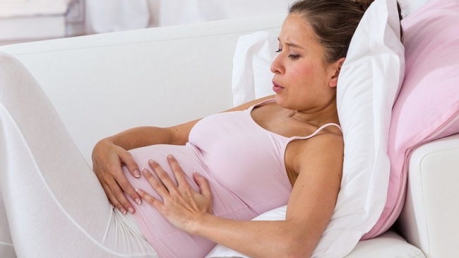 Стоит ли идти к врачу, если покалывает живот во время беременности?