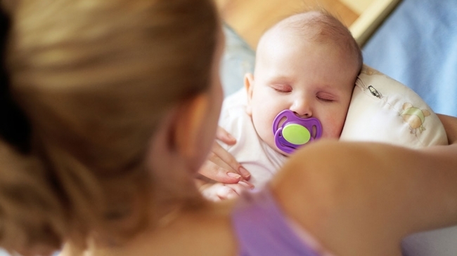 poate rău dacă bebelușul adoarme cu suzeta în guriță? | Mamaplus