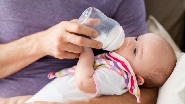 «Можно ли смешивать сцеженное грудное молоко?» | PARENTS