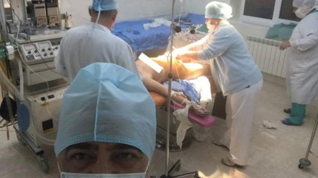 Врача, сделавшего селфи во время родов, накажут