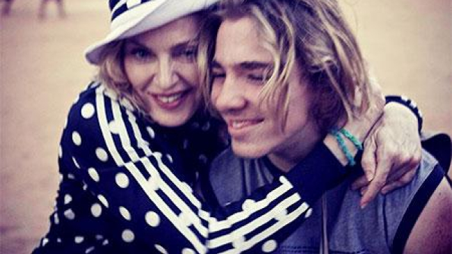 Суд решил, что сын Мадонны будет жить со своим отцом, а не с певицей