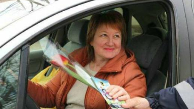 Amenzile, înlocuite cu felicitări şi flori