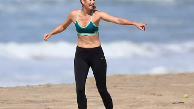 После допинг-скандала Мария Шарапова развлекается на пляже в США