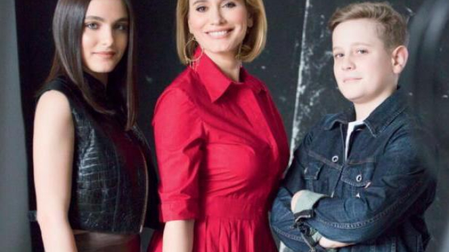 Andreea Esca și-a arătat copiii pe coperta unei reviste din România