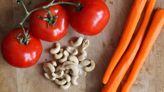 Nu este sănătos să mănânci crude roșia și morcovul! Află motivul!