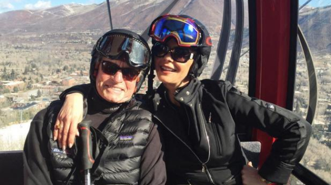 Кэтрин Зета-Джонс и Майкл Дуглас катаются на лыжах в Аспене