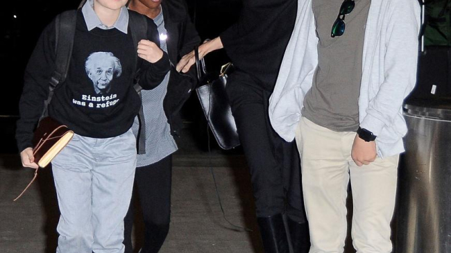 Шайло Джоли-Питт превращается в красотку, но выглядит как мальчик