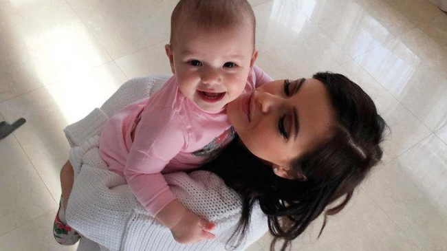 Мамино счастье: годовалая дочка Елены Темниковой сделала первые шаги