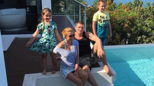 Ксения Бородина с мужем и детьми от первых браков наслаждаются отдыхом на острове