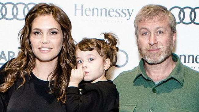 Даша Жукова впервые вывела в свет 2-летнюю дочь