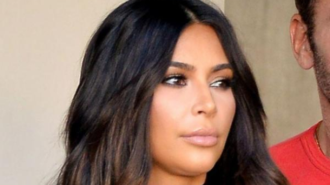 Culmea narcisismului! Kim Kardashian poarta haine cu chipul sau