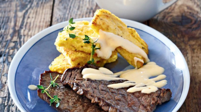 Carne de viţeluş la grătar cu polenta şi sos de caşcaval