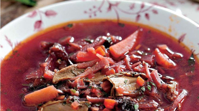 Borș de post cu ciuperci și prune uscate