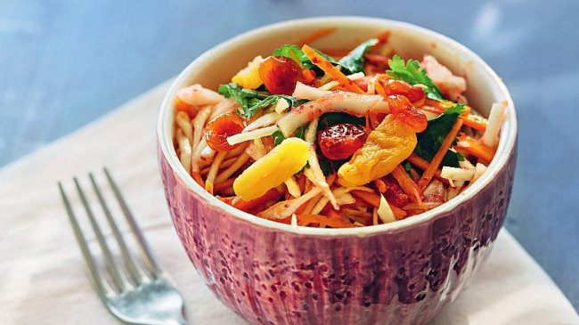 Salată de varză tânără