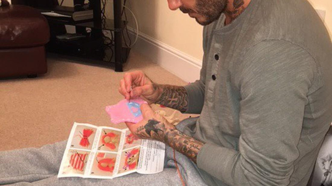 Дэвид Бекхэм шьет платья для кукол 4-летней дочери