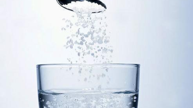 Apa cu sare, remediu din bunici pentru multe boli. Ce se întîmplă dacă bei?