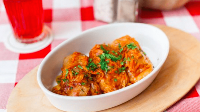 Sarmale de legume în sos de morcovi