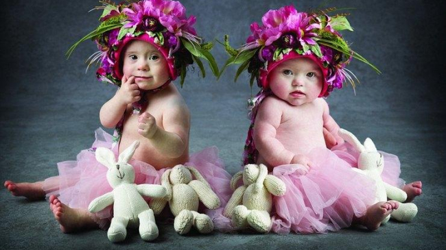 Две малышки с синдромом Дауна стали героинями «обнаженного» календаря акушерок