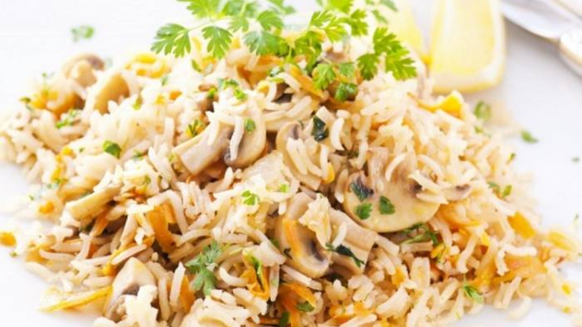 Pilaf de post cu carry și ciuperci