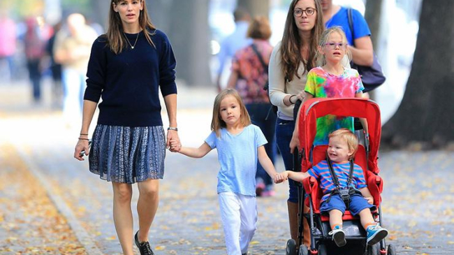 Семейный уют вместо тусовок и карьеры: 5 звезд, которых изменило материнство