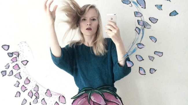 Инстаграм дня: художница рисует селфи гуашью