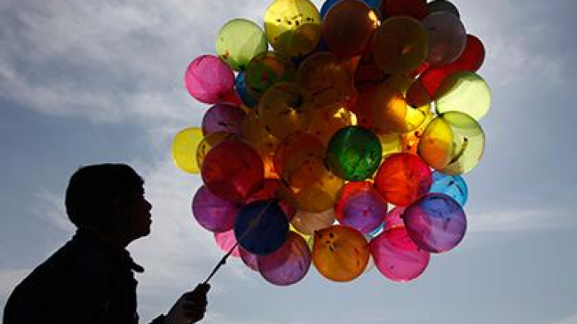 В Китае жених сделал свадебные платья для возлюбленной из 600 воздушных шаров