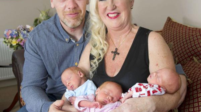 55-летняя британка родила здоровых тройняшек от 40-летнего бойфренда