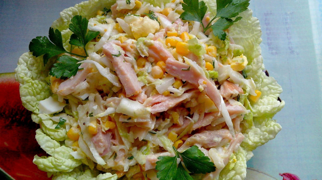 Salată cu carne de pui copt și porumb