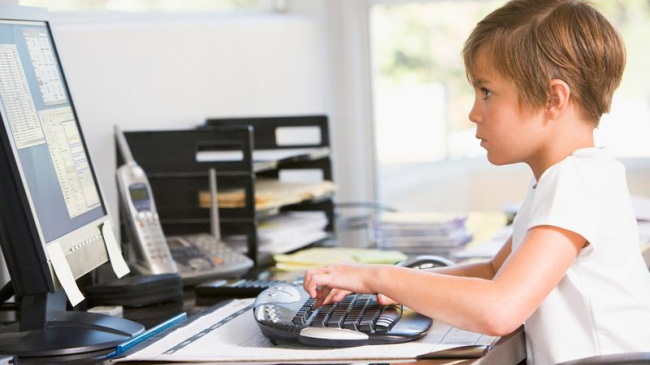 Компьютер и телевизор не портят детское зрение - ученые