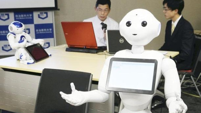 В Японии робота впервые приняли в школу