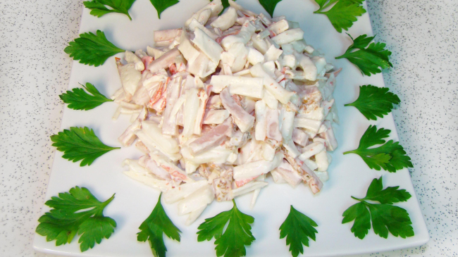 Salată de calmari cu șuncă