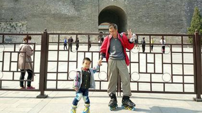 Четырехлетний китаец проехал на роликах 500 километров за две недели